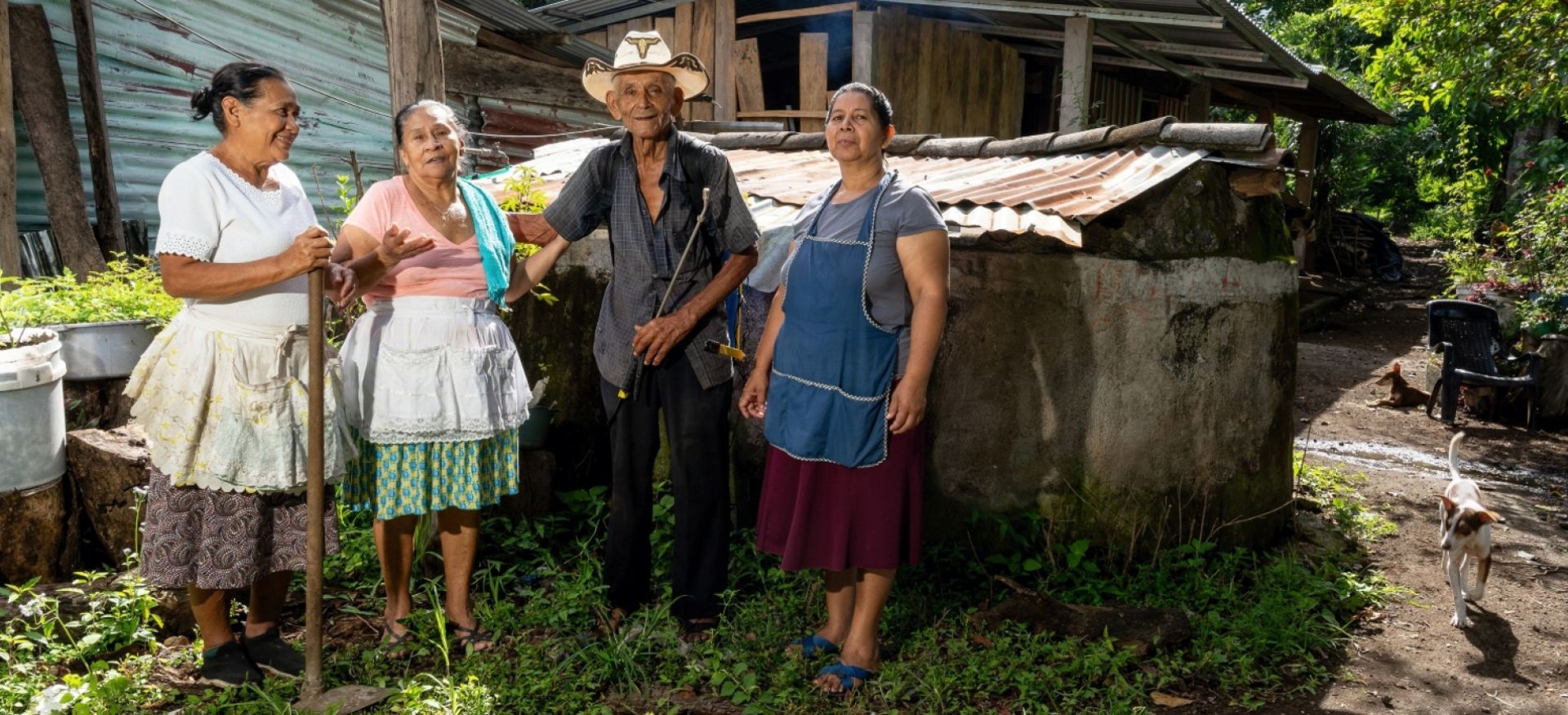 Die Kleinbauernfamilien am Vulkan von San Miguel in El Salvador, Zentralamerika, leben von dem, was sie selbst anbauen. Drei Frauen und ein Mann stehen vor einer Hütte