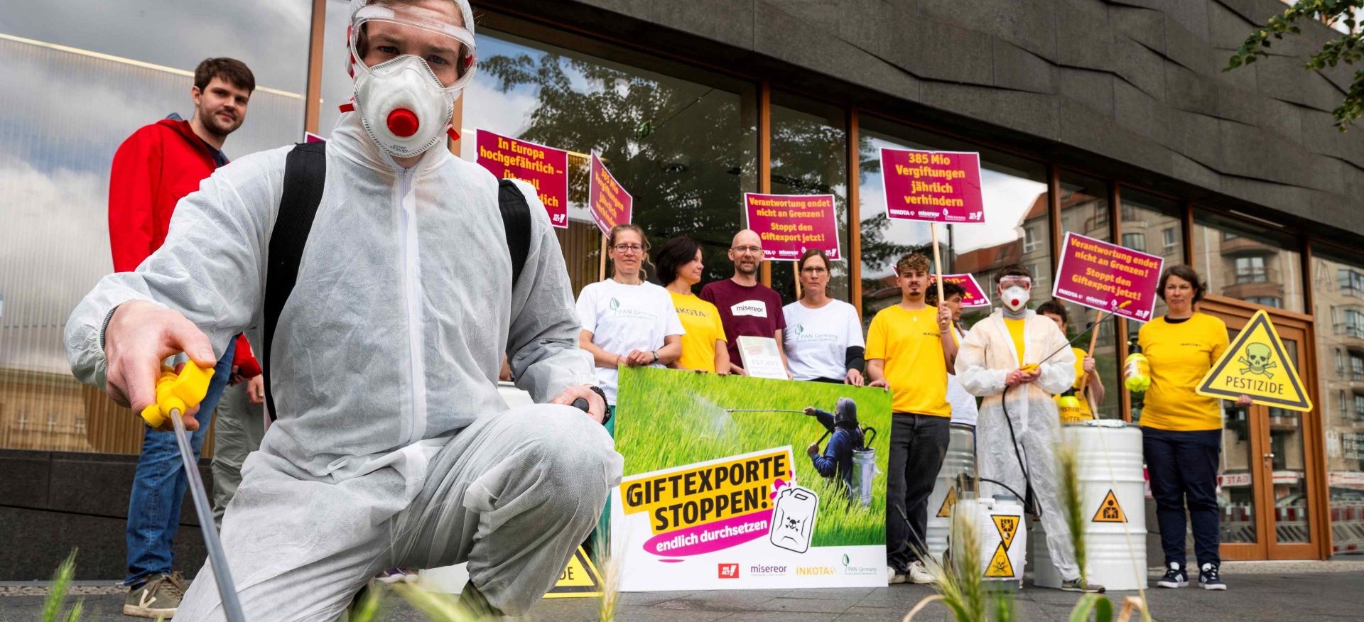 Giftexporte stoppen. Übergabe der Petition an BMEL Giftexporte stoppen. Übergabe der Petition an BMEL