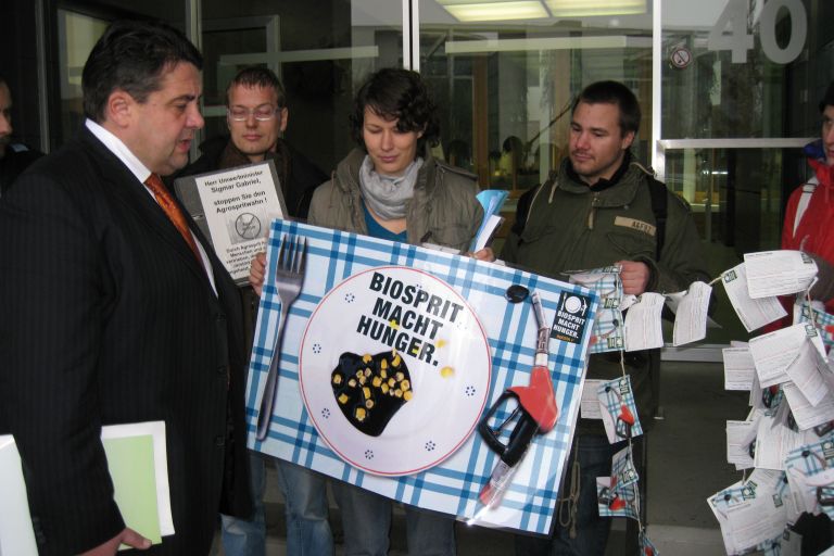 Aktivist*innen machen beim damaligen Bundesumweltminister Sigmar Gabriel (SPD) auf die Folgen von Biosprit aufmerksam (2008)
