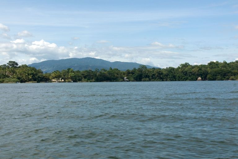 Der Izabal-See in Guatemala: Die Idylle trügt. Mensch und Natur sind durch eine große Nickelmine in Gefahr. | Gus MacelLeod (CC BY-ND 2.0)