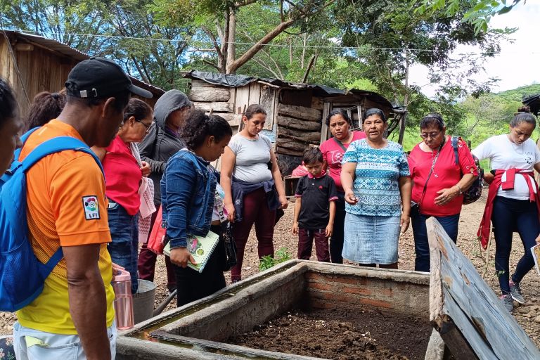 Ein Gruppe von Menschen steht um einen Komposthaufen; Workshop zur Herstellung von Kompost, ASOMUPRO, Nicaragua, INKOTA