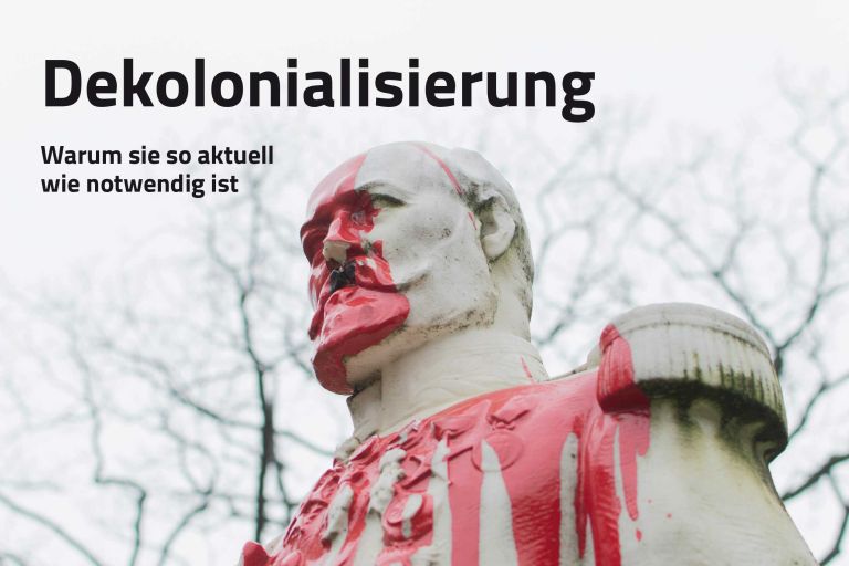 Titel des Südlink 213 Dekolonialisierung: Warum sie so aktuell wie notwendig sind Denkmal eines Mannes in Uniform, das mit roter Farbe übergossen wurde